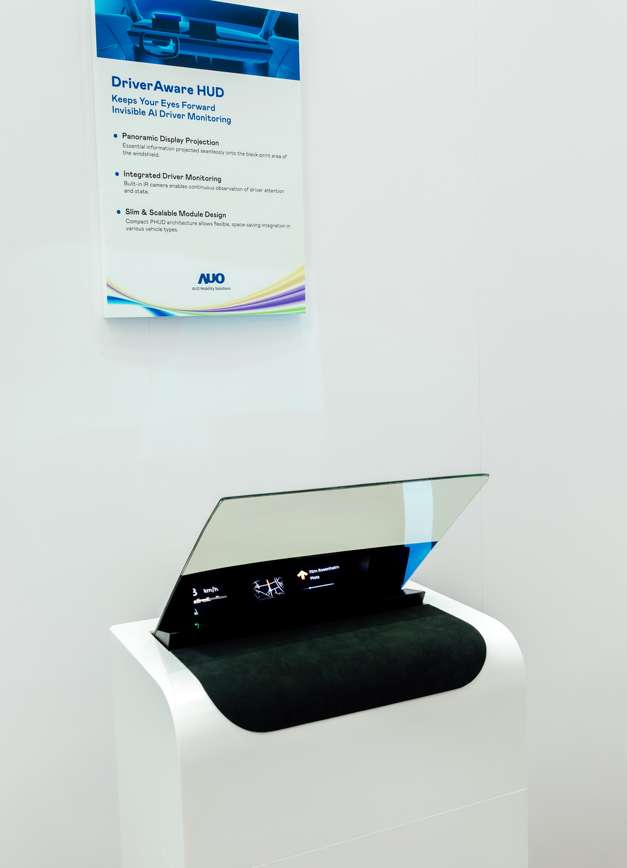 DriverAware HUD结合抬头显示器与隐藏式红外线摄影机，将车速、导航及警示讯息投影于挡风玻璃上，完美对齐驾驶目不离路的视线，同时，透过AI 监控驾驶注意力以提升安全性。